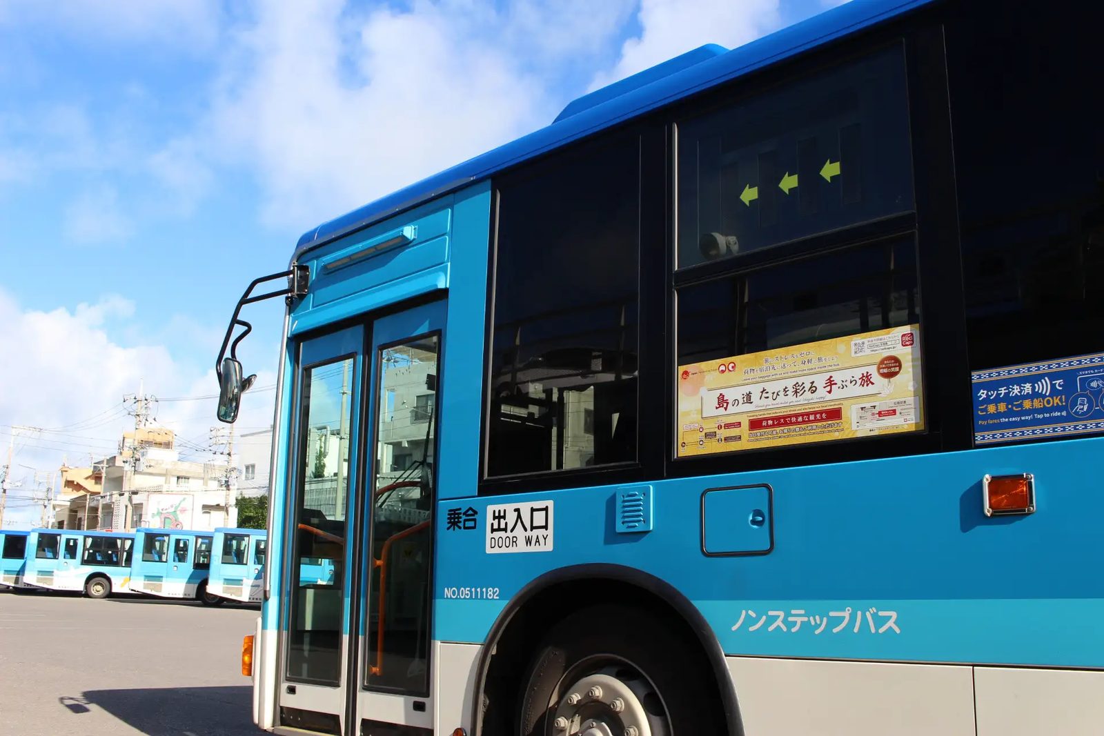 東運輸の路線バスの車体側面に掲出した手ぶら観光のポスター