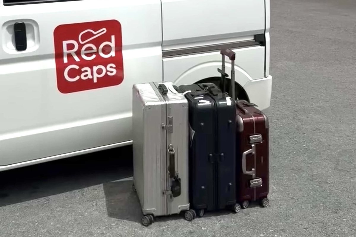 RedCapsの配送車と、配送するスーツケース